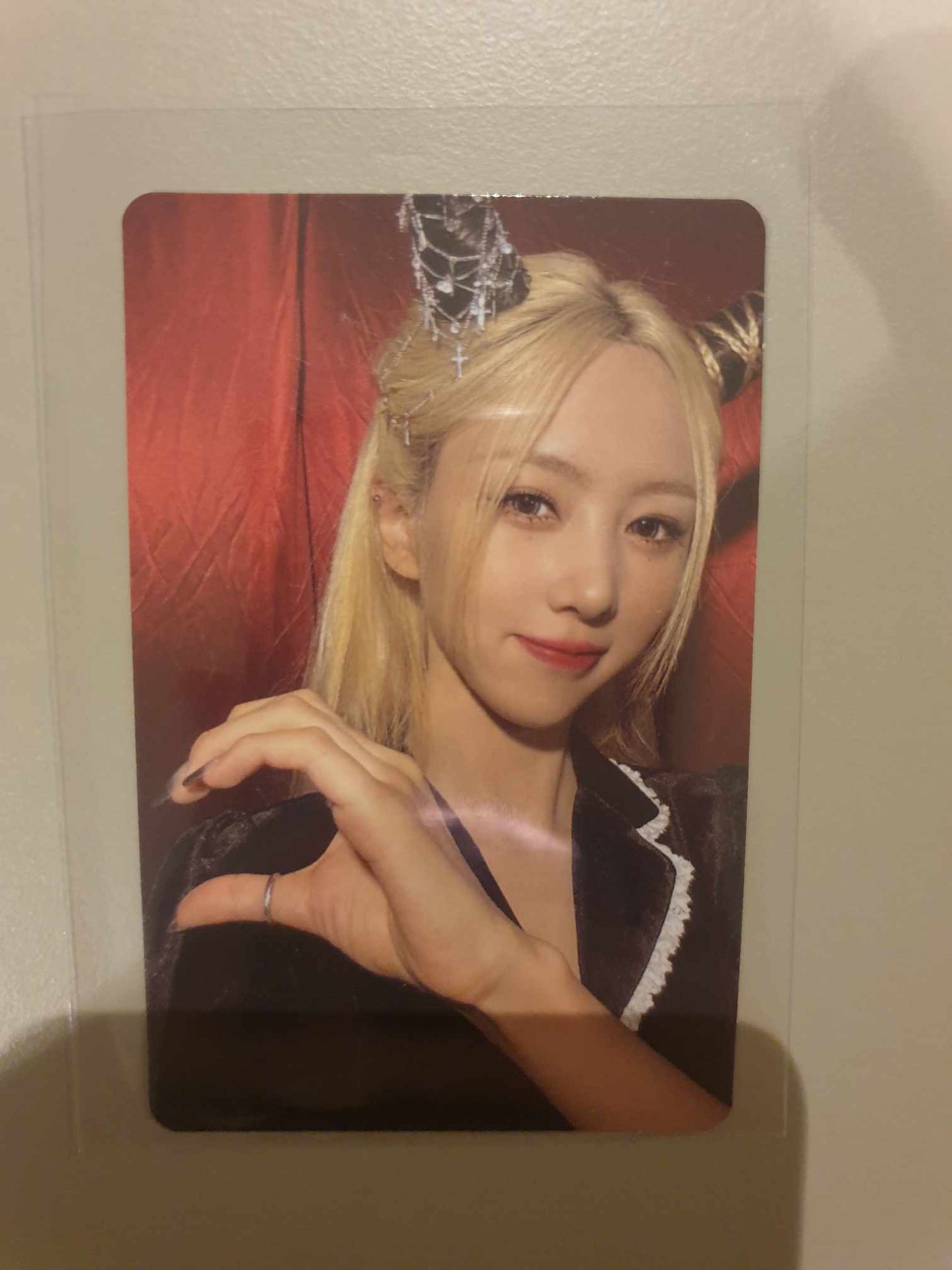 DREAMCATCHER YOOHYEON - VERSUS VILLAINS PHOTOCARD